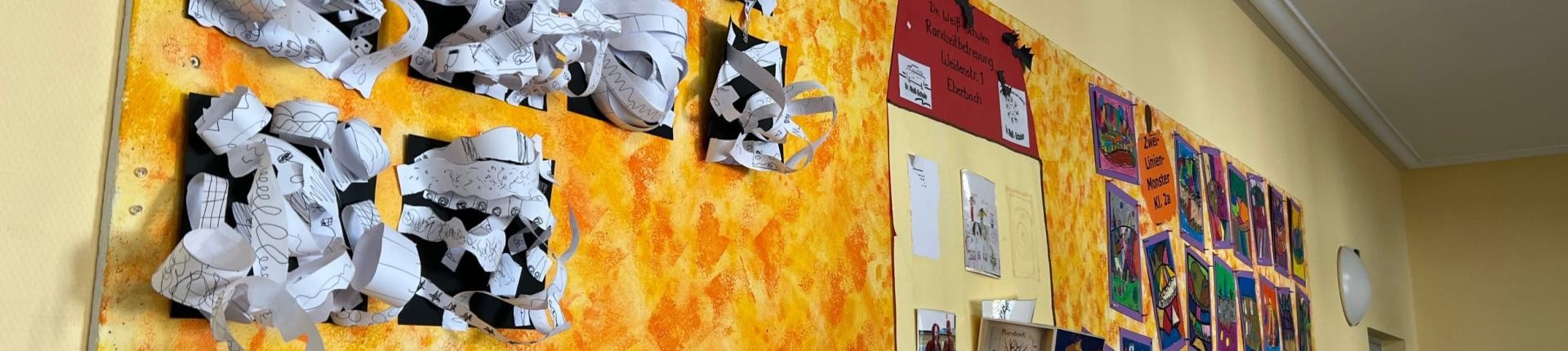 Klassenzimmer Wand eines Klassenzimmers mit Basteleien der Schüler