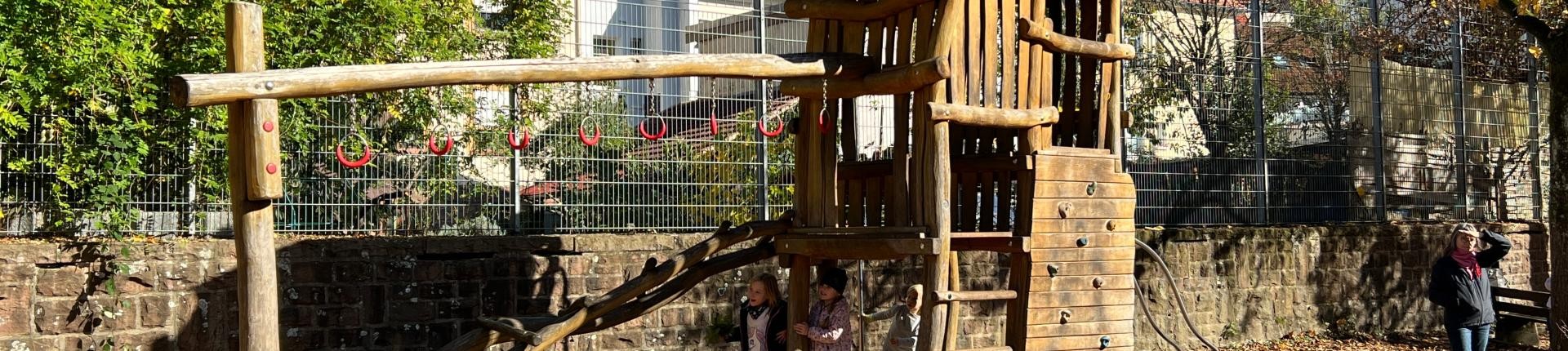 Bild des Klettergerüstes Blick in den Schulhof mit Klettergerüst