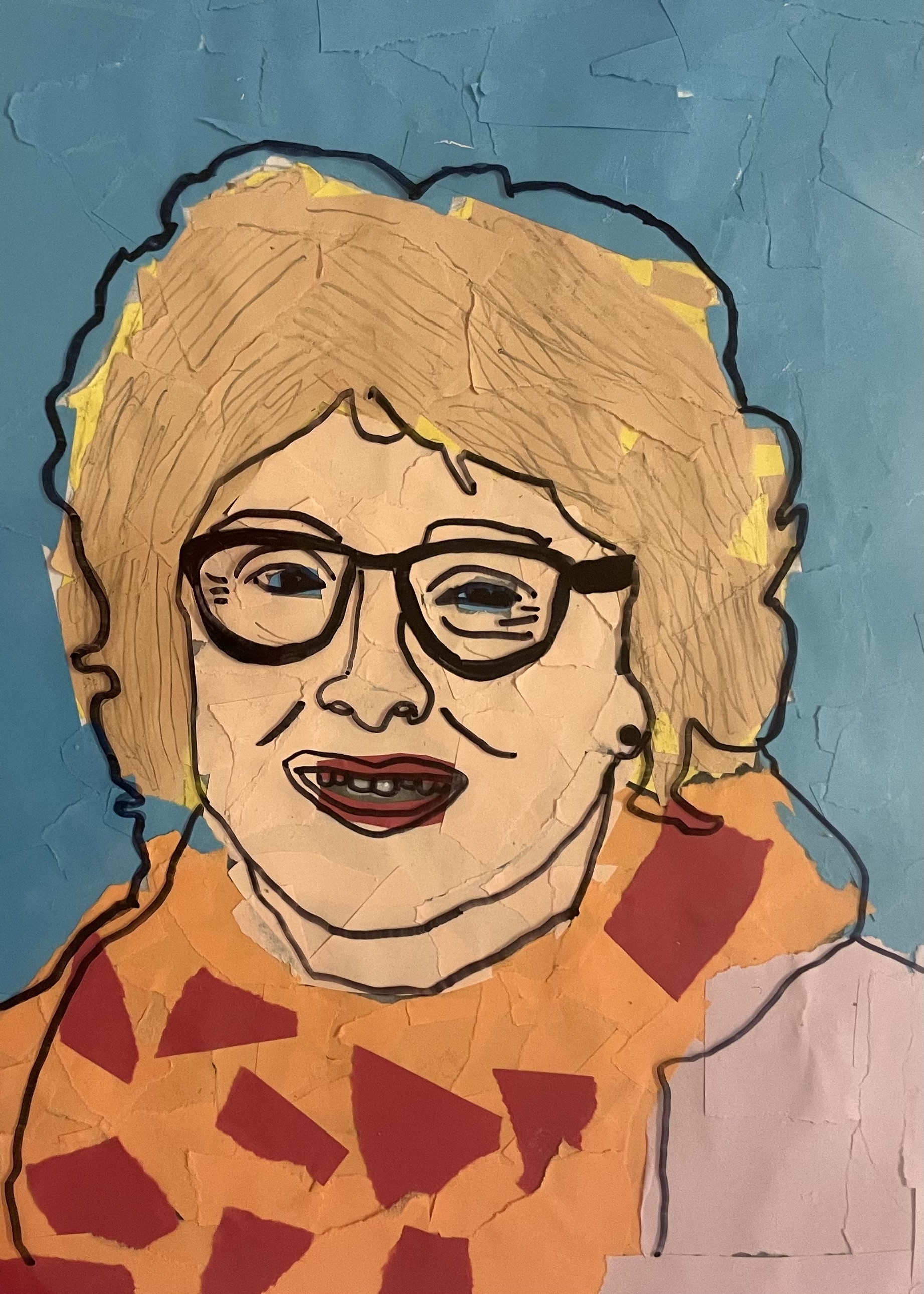 Zu sehen ist ein buntes Portrait der Rektorin, Frau Ehrhard. Das Gesicht und der Hintergrund sind aus farbigen Papierschnipseln zusammengesetzt - Collagentechnik. Darüber liegt eine durchsichtige Folie mit gezeichneten schwarzen Linien, die die Gesichtskonturen betonen.