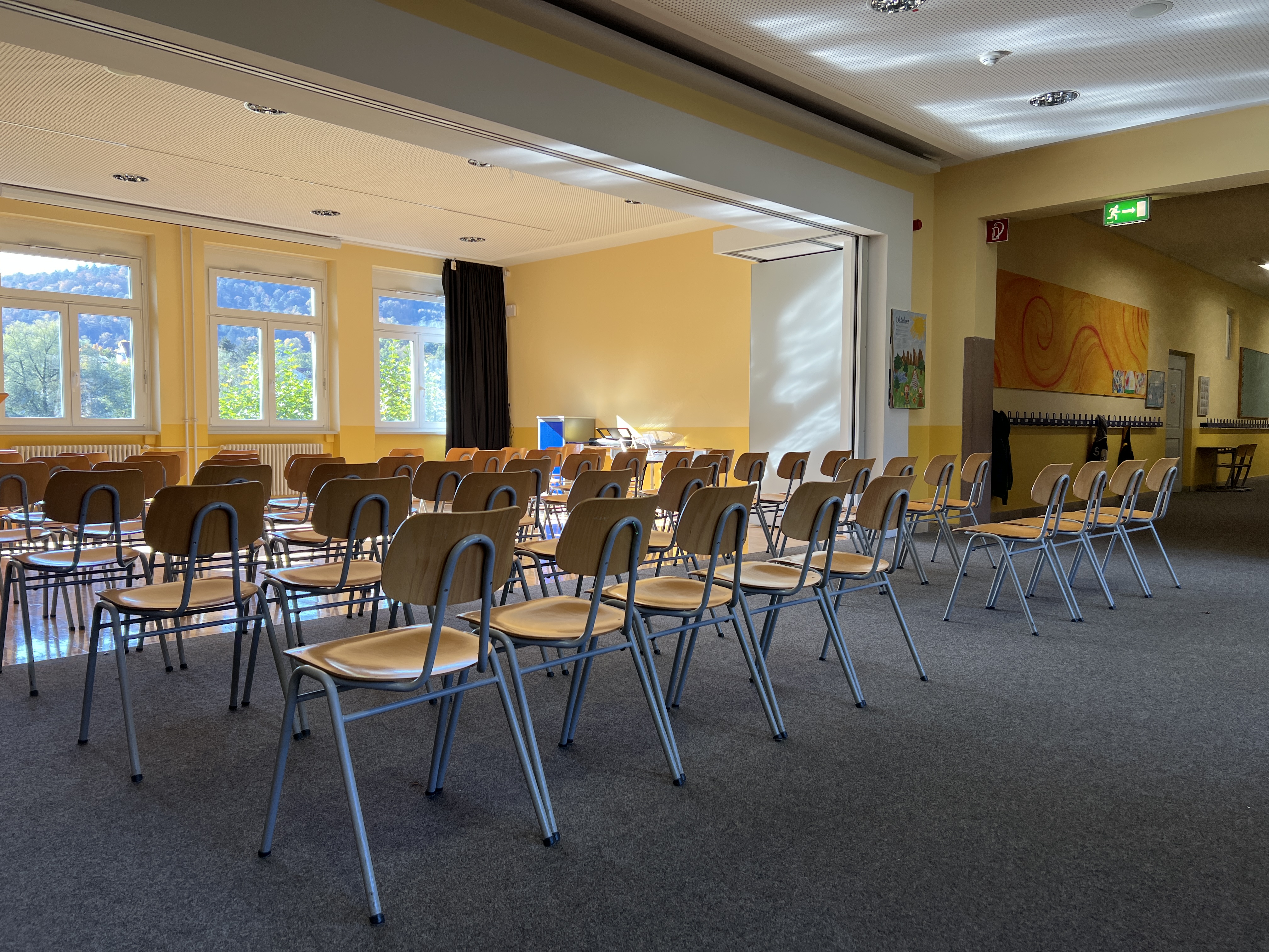 Die Aula Die Aula kann für größere Veranstaltungen geöffnet werden.