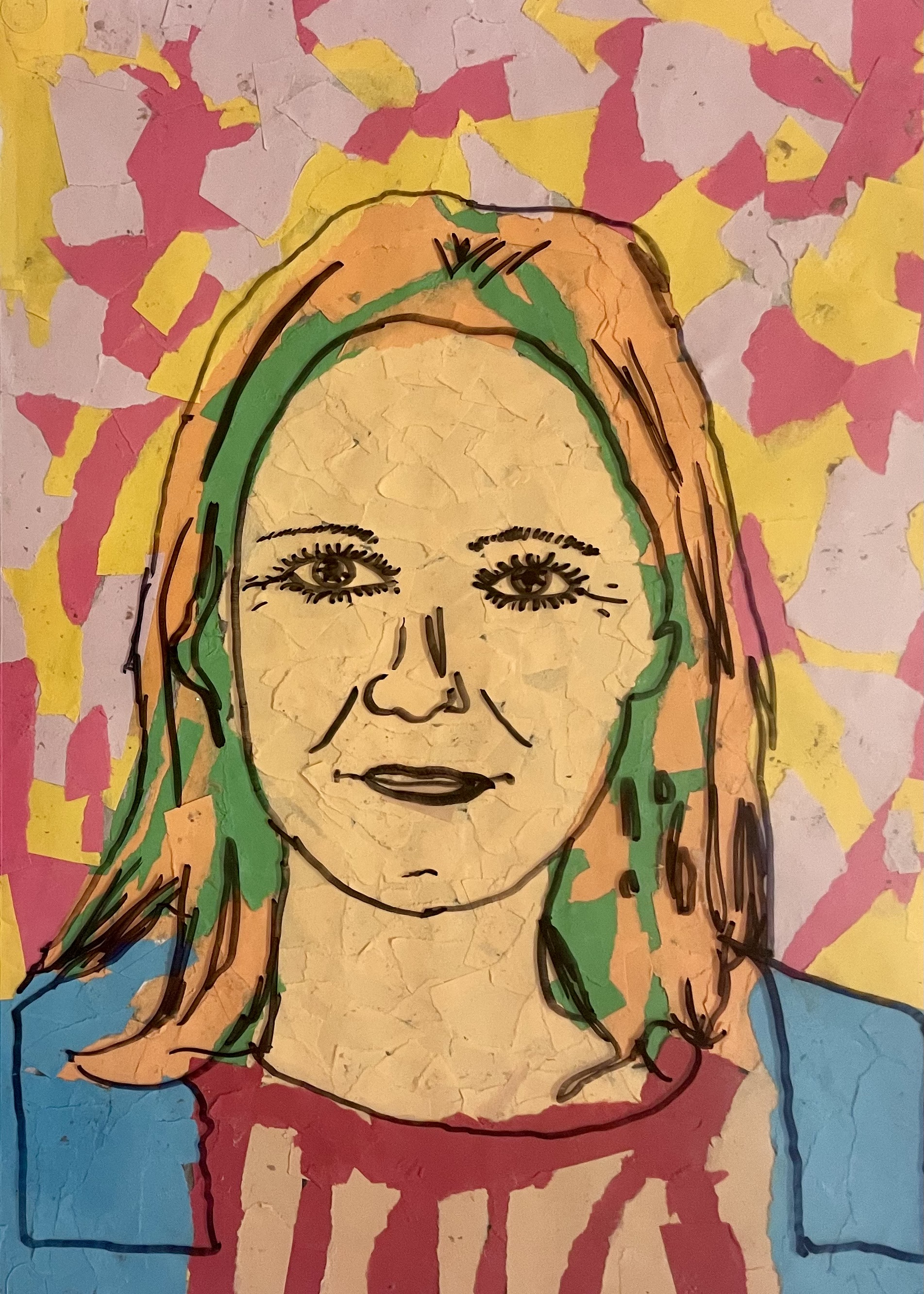 Zu sehen ist ein buntes Portrait der Lehrkraft, Frau Back. Das Gesicht und der Hintergrund sind aus farbigen Papierschnipseln zusammengesetzt - Collagentechnik. Darüber liegt eine durchsichtige Folie mit gezeichneten schwarzen Linien, die die Gesichtskonturen betonen.