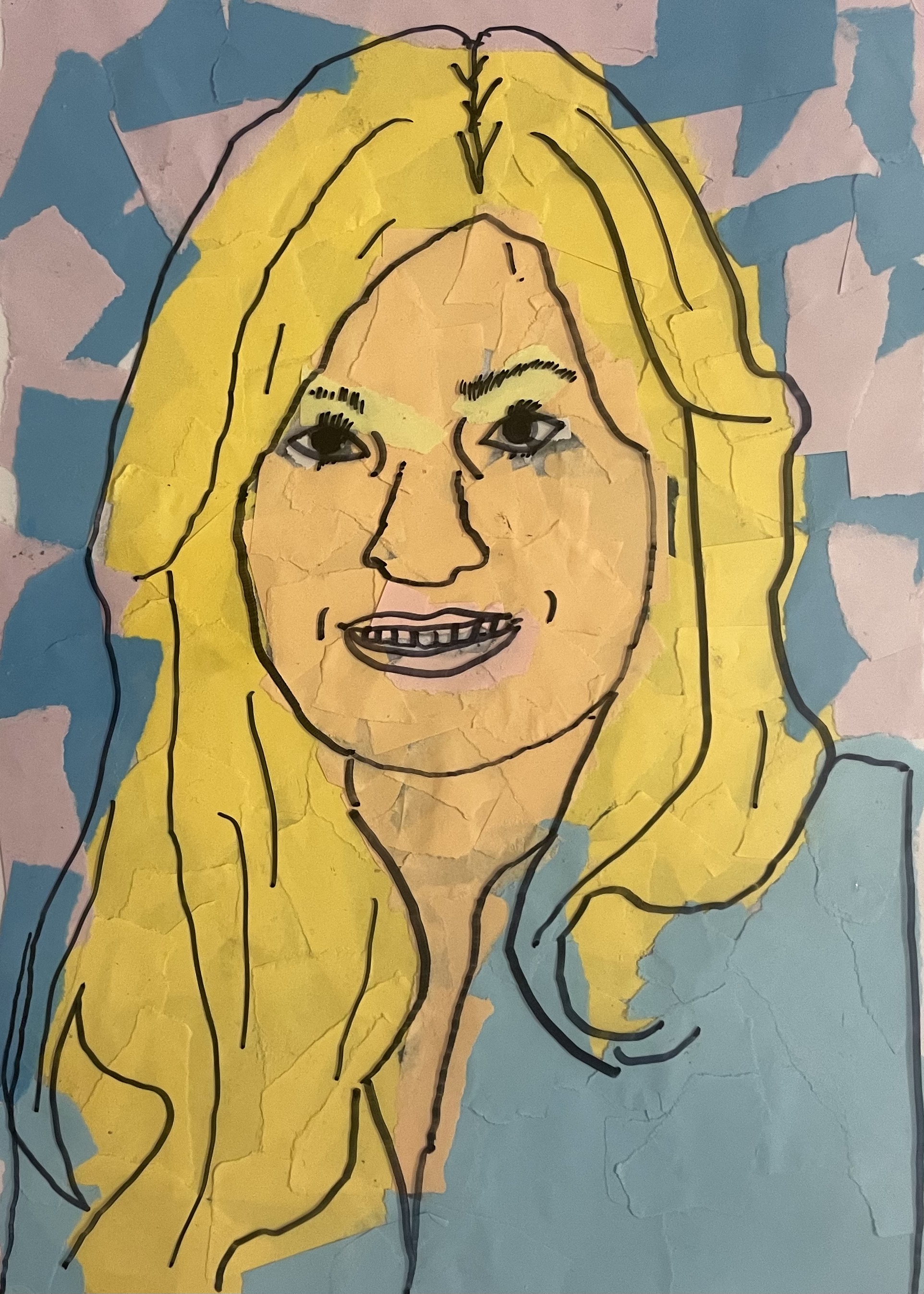 Zu sehen ist ein buntes Portrait der Lehrkraft, Frau Egner. Das Gesicht und der Hintergrund sind aus farbigen Papierschnipseln zusammengesetzt - Collagentechnik. Darüber liegt eine durchsichtige Folie mit gezeichneten schwarzen Linien, die die Gesichtskonturen betonen.