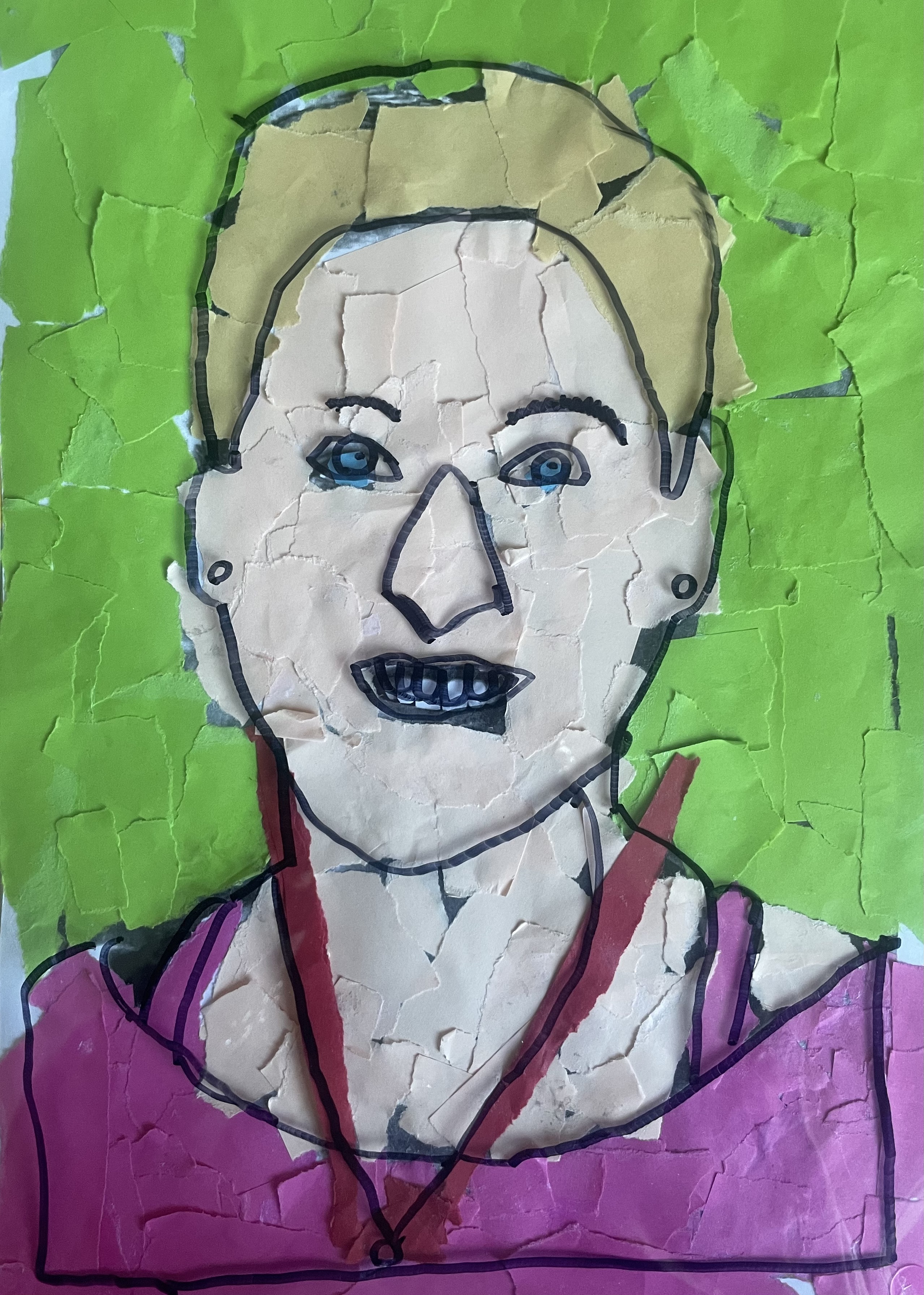 Zu sehen ist ein buntes Portrait der Lehrkraft, Frau Wincher. Das Gesicht und der Hintergrund sind aus farbigen Papierschnipseln zusammengesetzt - Collagentechnik. Darüber liegt eine durchsichtige Folie mit gezeichneten schwarzen Linien, die die Gesichtskonturen betonen.