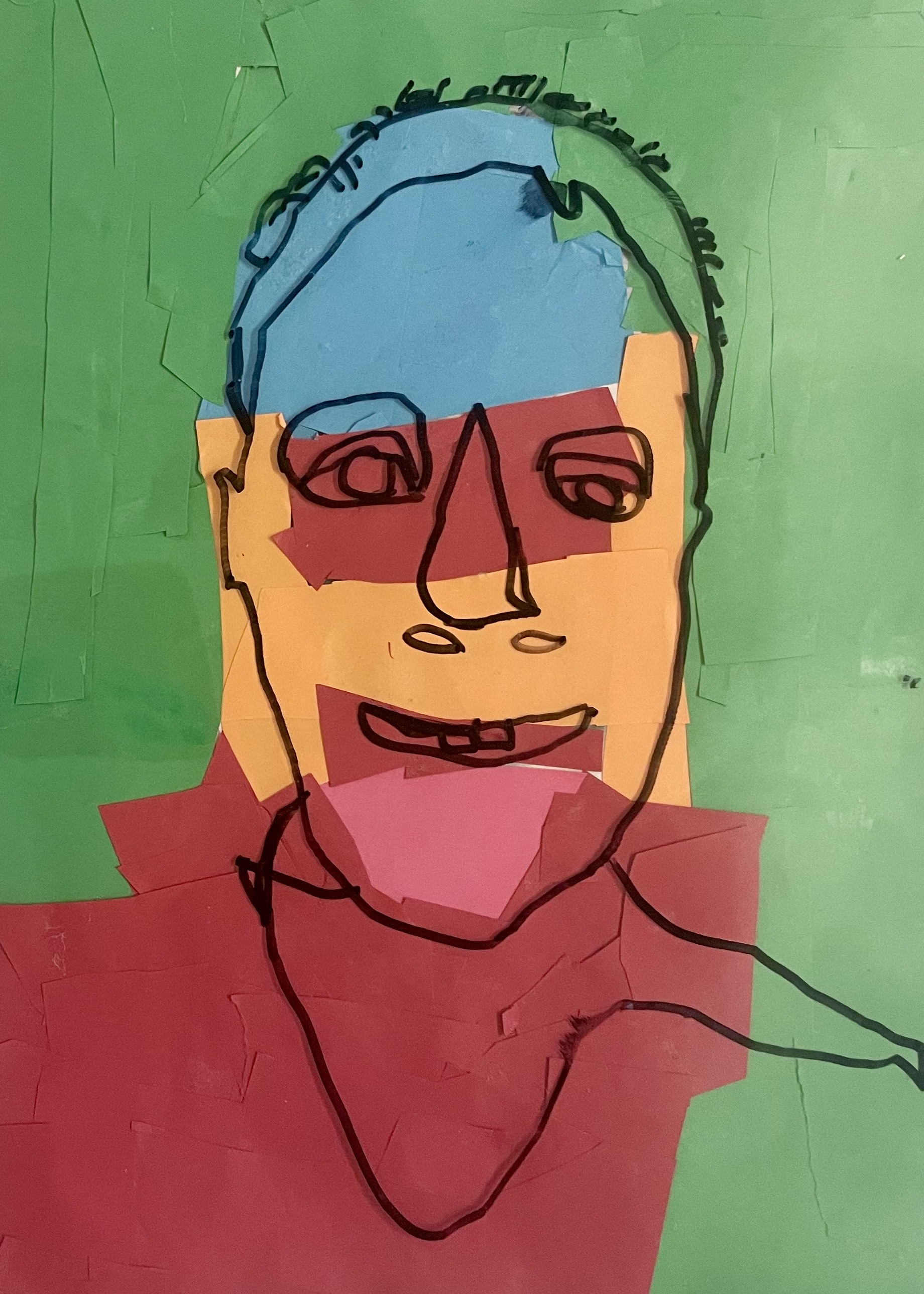 Zu sehen ist ein buntes Portrait der Lehrkraft, Herr Quiring. Das Gesicht und der Hintergrund sind aus farbigen Papierschnipseln zusammengesetzt - Collagentechnik. Darüber liegt eine durchsichtige Folie mit gezeichneten schwarzen Linien, die die Gesichtskonturen betonen.