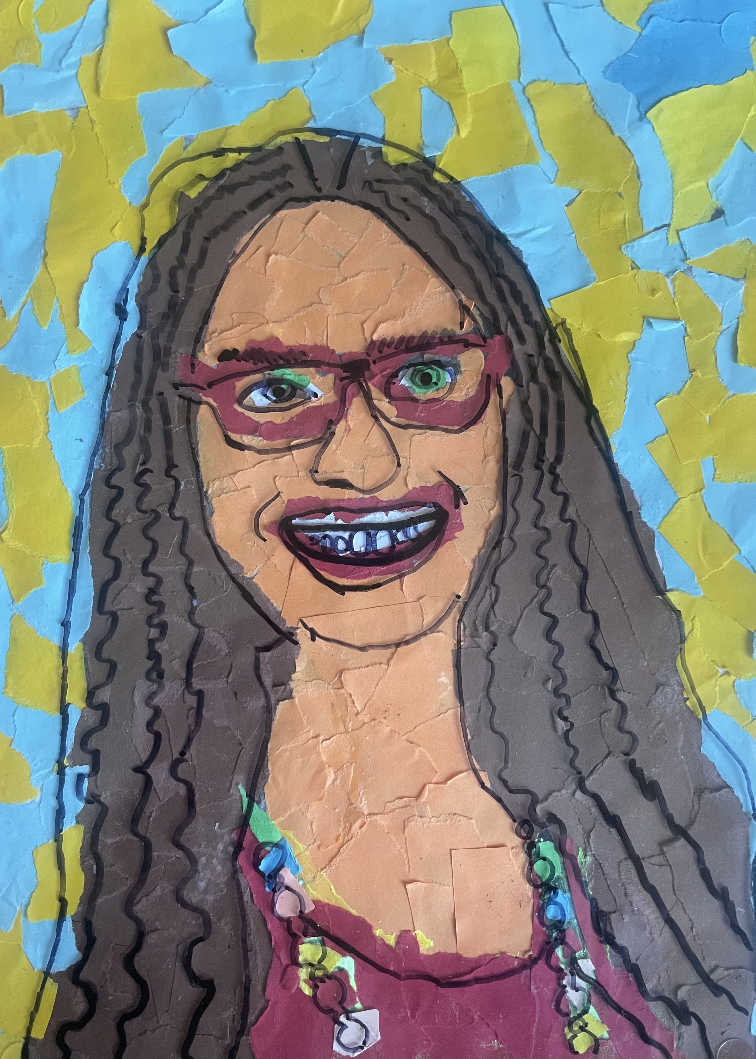 Zu sehen ist ein buntes Portrait der Sekretärin, Frau Püschel. Das Gesicht und der Hintergrund sind aus farbigen Papierschnipseln zusammengesetzt - Collagentechnik. Darüber liegt eine durchsichtige Folie mit gezeichneten schwarzen Linien, die die Gesichtskonturen betonen.