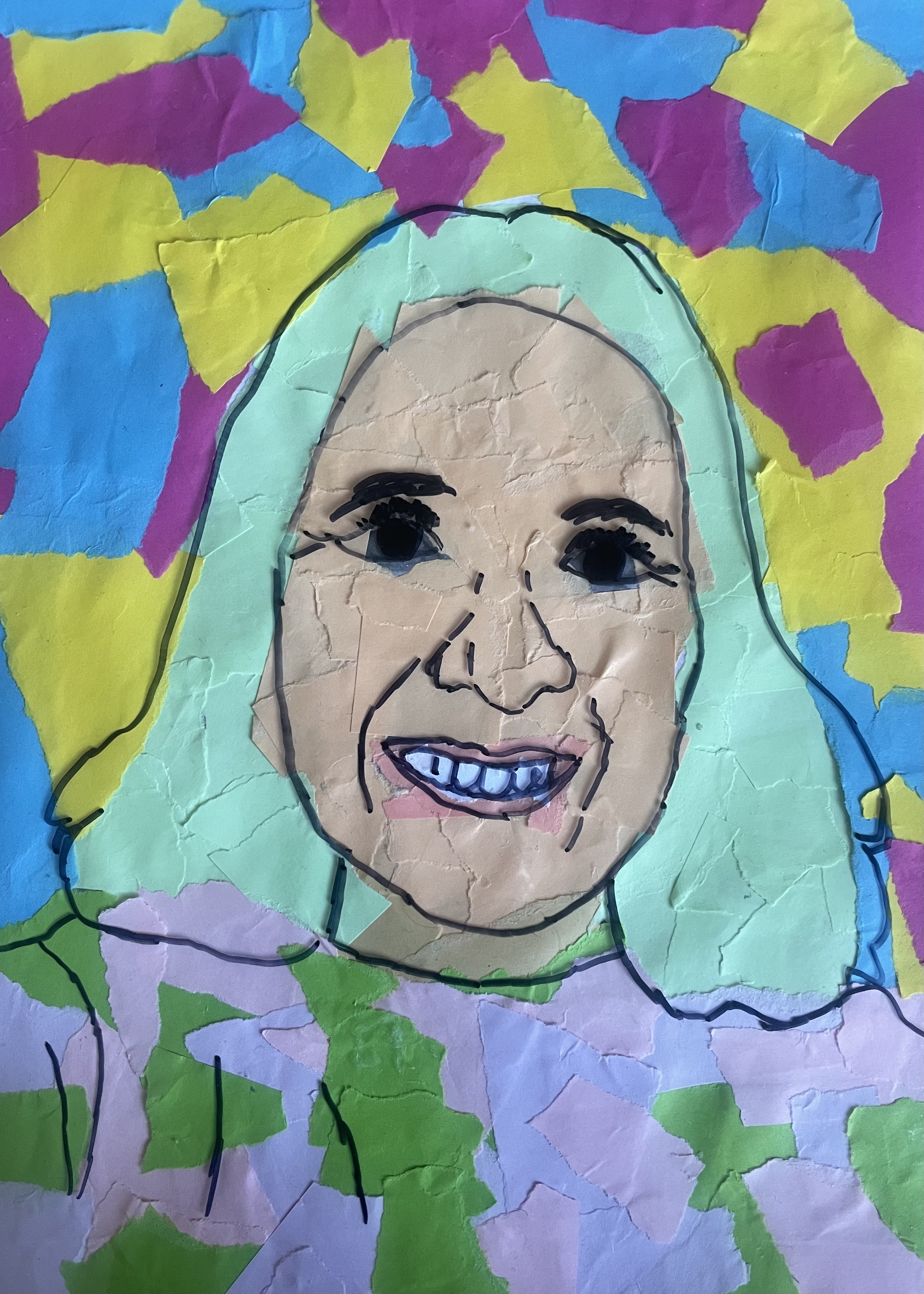 Zu sehen ist ein buntes Portrait der Lehrkraft, Frau Over. Das Gesicht und der Hintergrund sind aus farbigen Papierschnipseln zusammengesetzt - Collagentechnik. Darüber liegt eine durchsichtige Folie mit gezeichneten schwarzen Linien, die die Gesichtskonturen betonen.