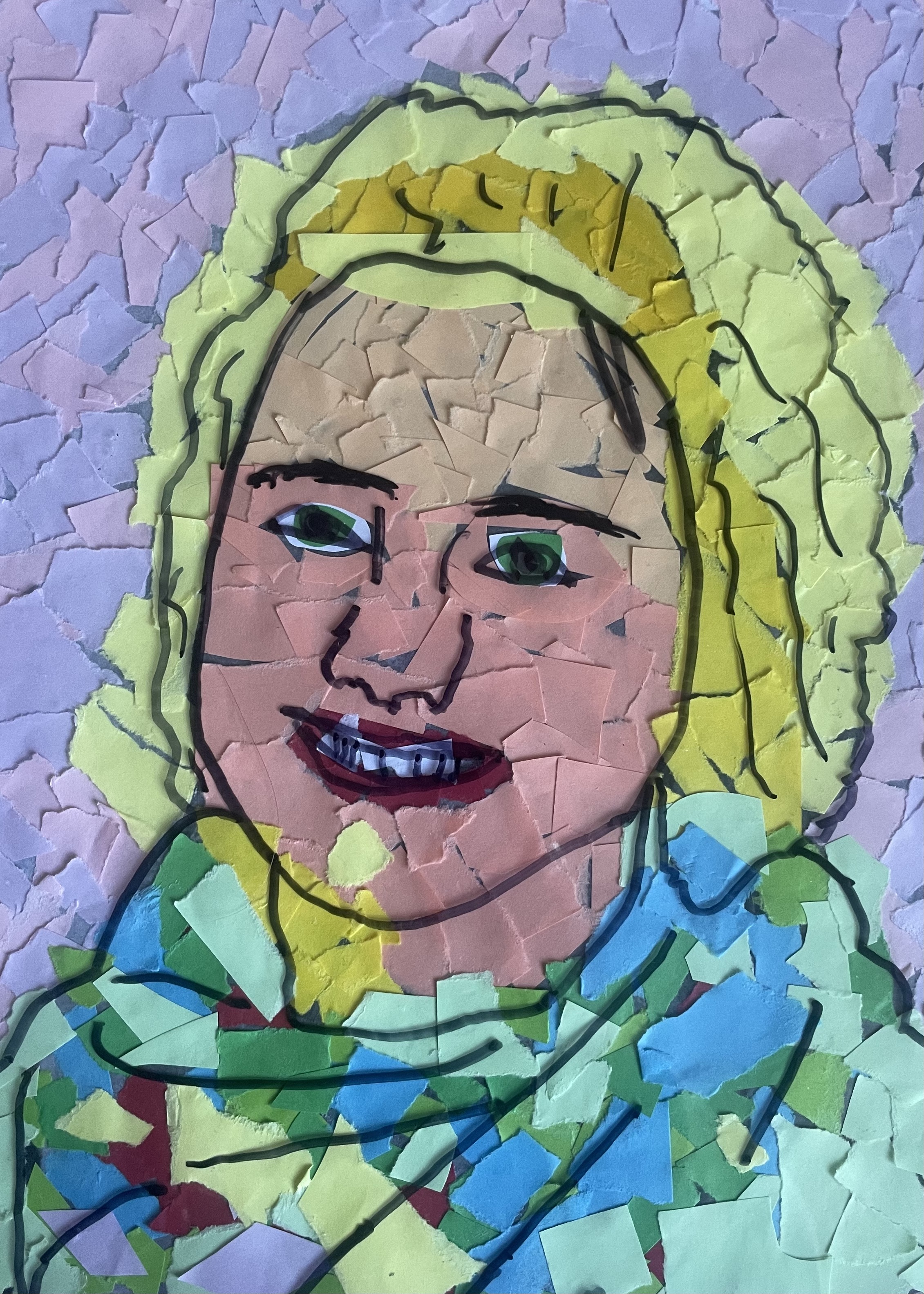 Zu sehen ist ein buntes Portrait der Konrektorin, Frau Helm. Das Gesicht und der Hintergrund sind aus farbigen Papierschnipseln zusammengesetzt - Collagentechnik. Darüber liegt eine durchsichtige Folie mit gezeichneten schwarzen Linien, die die Gesichtskonturen betonen.