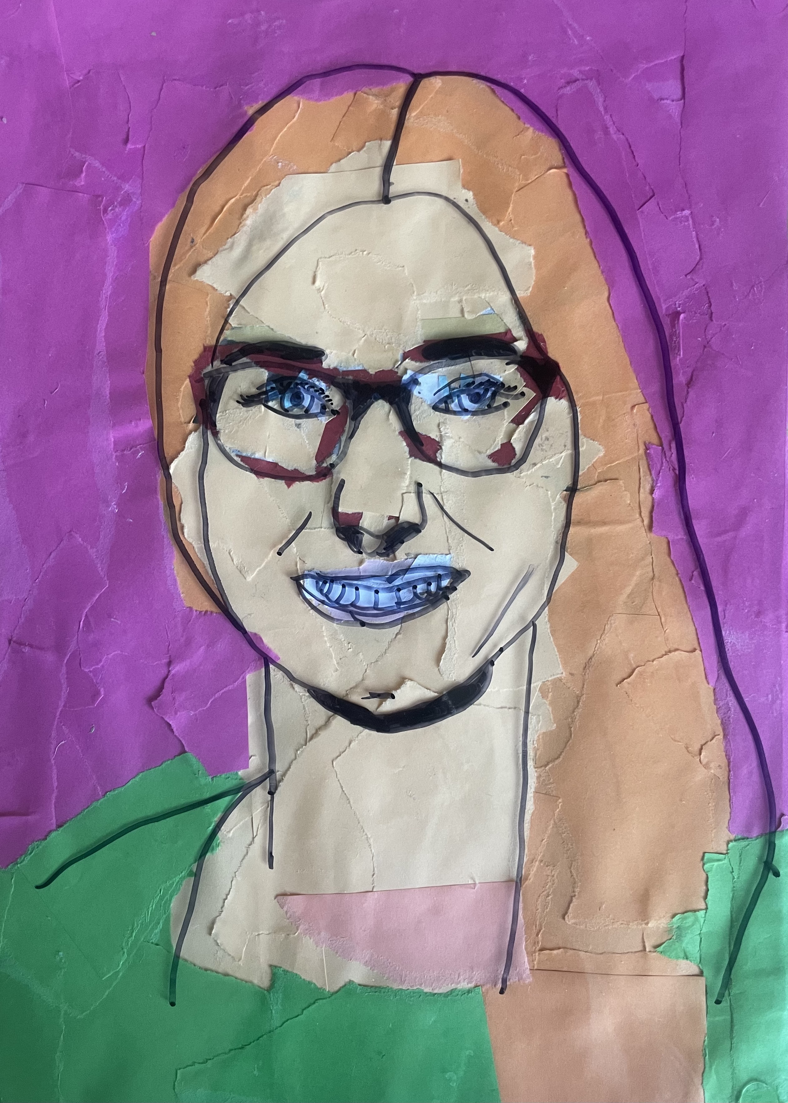 Zu sehen ist ein buntes Portrait der Lehrkraft, Frau Scheuermann. Das Gesicht und der Hintergrund sind aus farbigen Papierschnipseln zusammengesetzt - Collagentechnik. Darüber liegt eine durchsichtige Folie mit gezeichneten schwarzen Linien, die die Gesichtskonturen betonen.