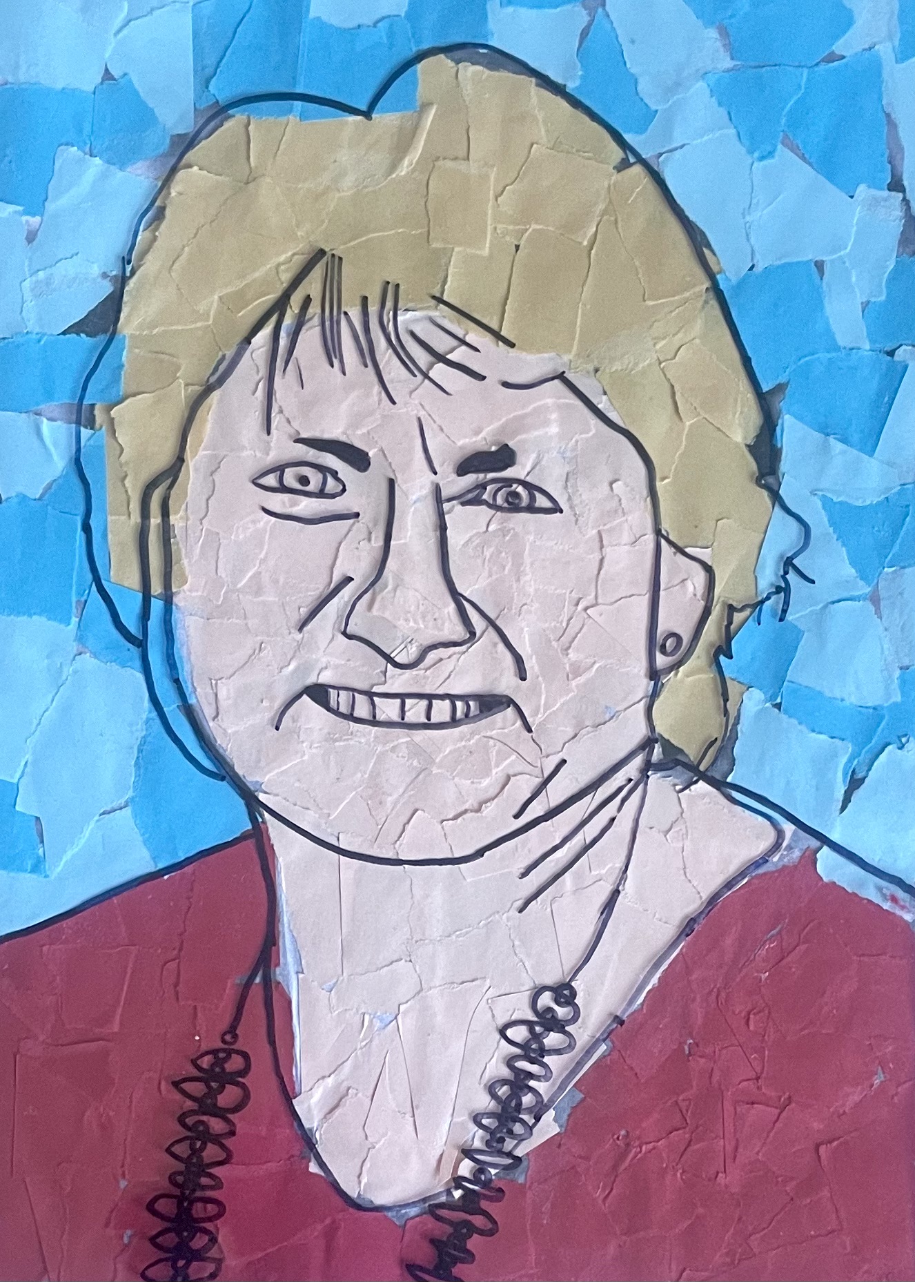 Zu sehen ist ein buntes Portrait der Lehrkraft, Frau Bergmann. Das Gesicht und der Hintergrund sind aus farbigen Papierschnipseln zusammengesetzt - Collagentechnik. Darüber liegt eine durchsichtige Folie mit gezeichneten schwarzen Linien, die die Gesichtskonturen betonen.