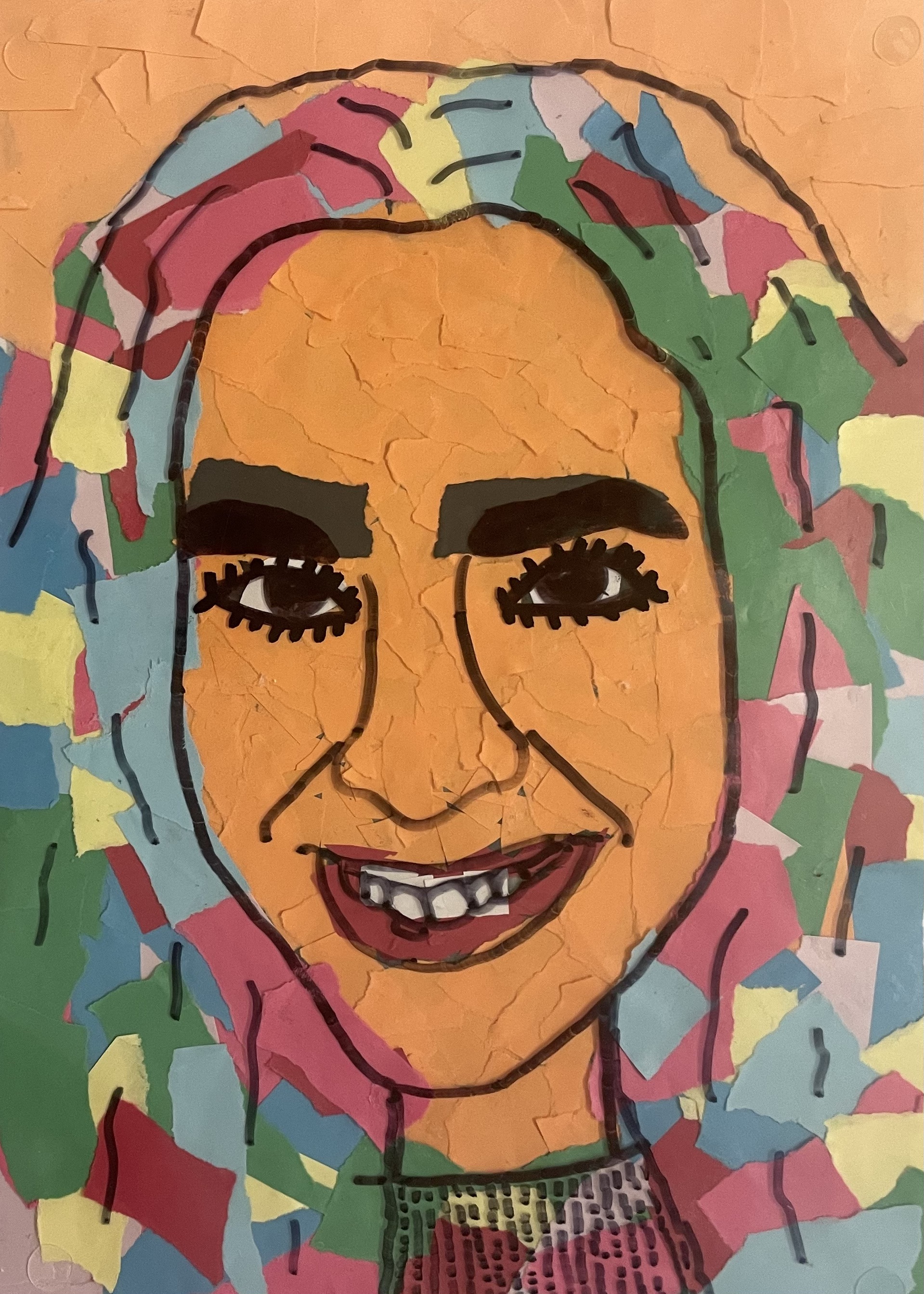 Zu sehen ist ein buntes Portrait der Lehrkraft, Frau Ackermann. Das Gesicht und der Hintergrund sind aus farbigen Papierschnipseln zusammengesetzt - Collagentechnik. Darüber liegt eine durchsichtige Folie mit gezeichneten schwarzen Linien, die die Gesichtskonturen betonen.