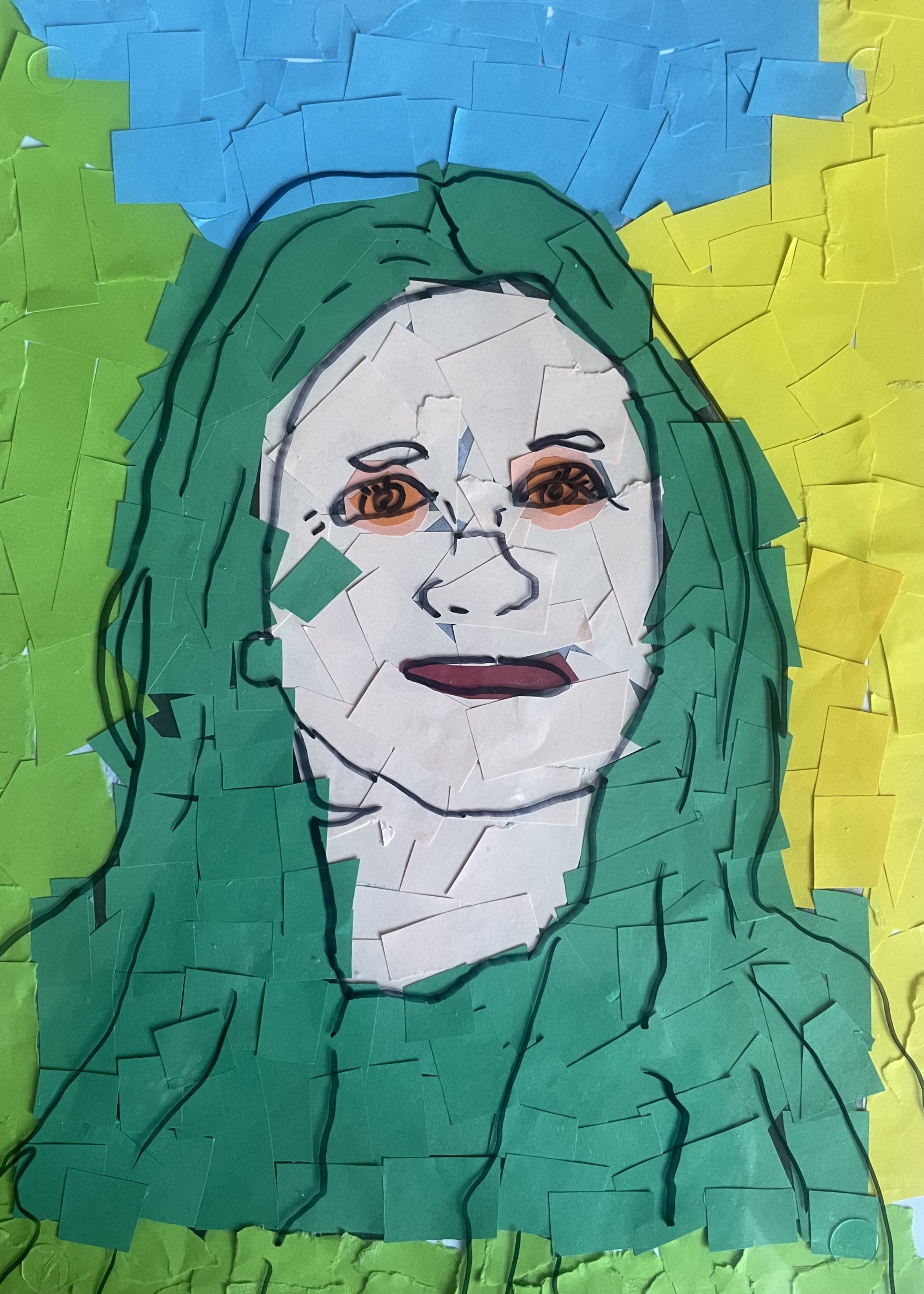 Zu sehen ist ein buntes Portrait der Lehrkraft, Frau Neuhaus. Das Gesicht und der Hintergrund sind aus farbigen Papierschnipseln zusammengesetzt - Collagentechnik. Darüber liegt eine durchsichtige Folie mit gezeichneten schwarzen Linien, die die Gesichtskonturen betonen.