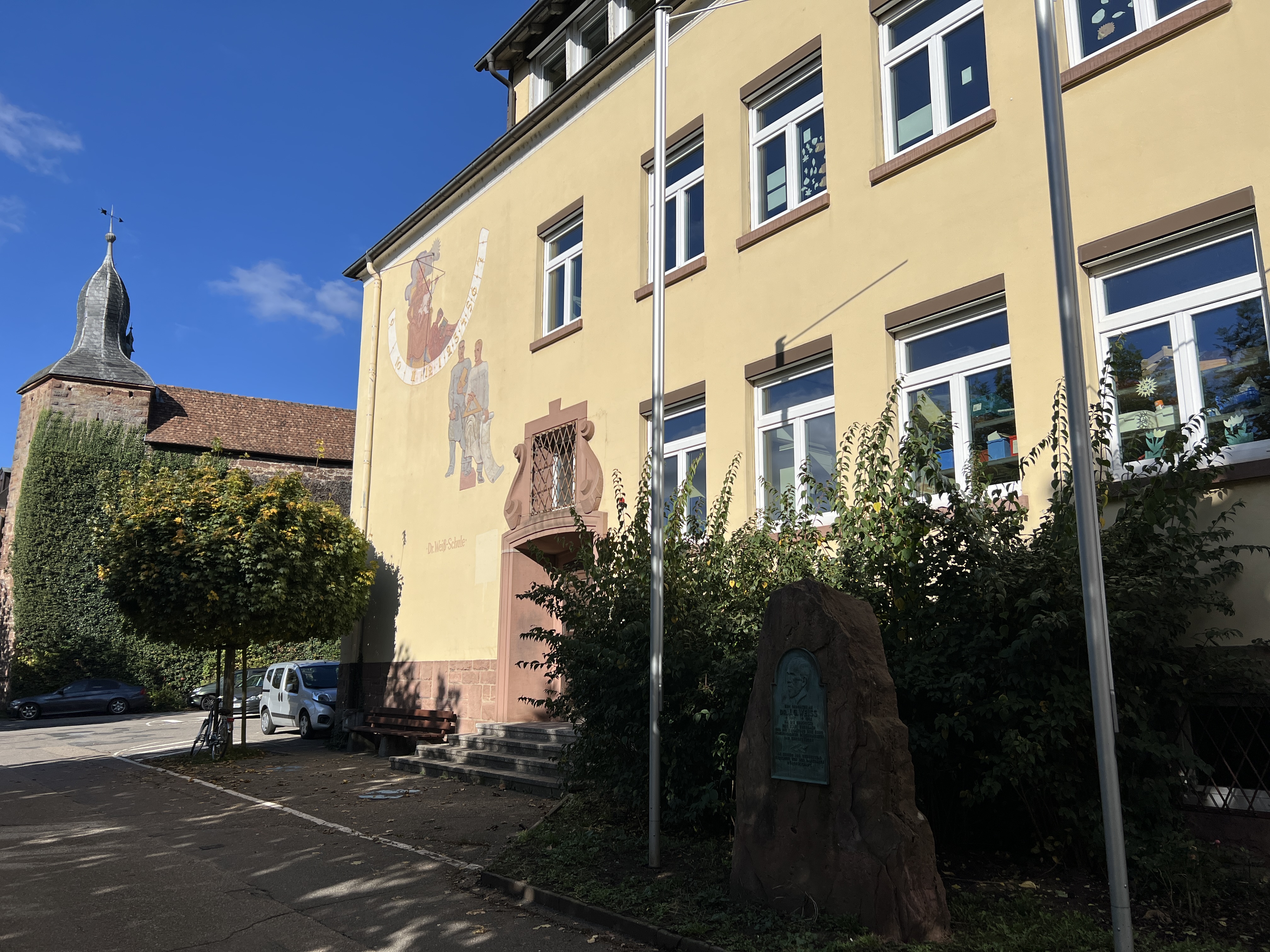 Schulgebäude Das Schulgebäude von der Zwingerstraße aus gesehen.