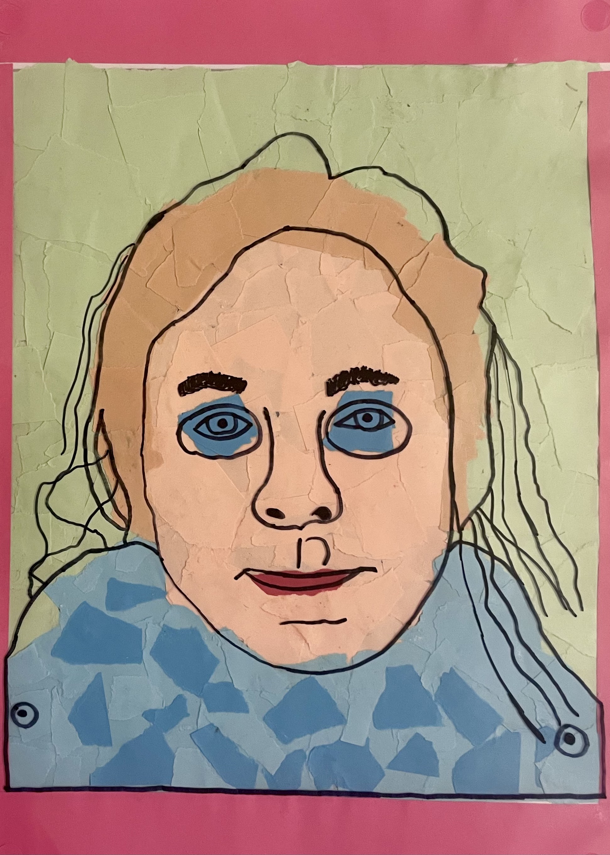 Zu sehen ist ein buntes Portrait der Lehrkraft, Frau Schäfer. Das Gesicht und der Hintergrund sind aus farbigen Papierschnipseln zusammengesetzt - Collagentechnik. Darüber liegt eine durchsichtige Folie mit gezeichneten schwarzen Linien, die die Gesichtskonturen betonen.