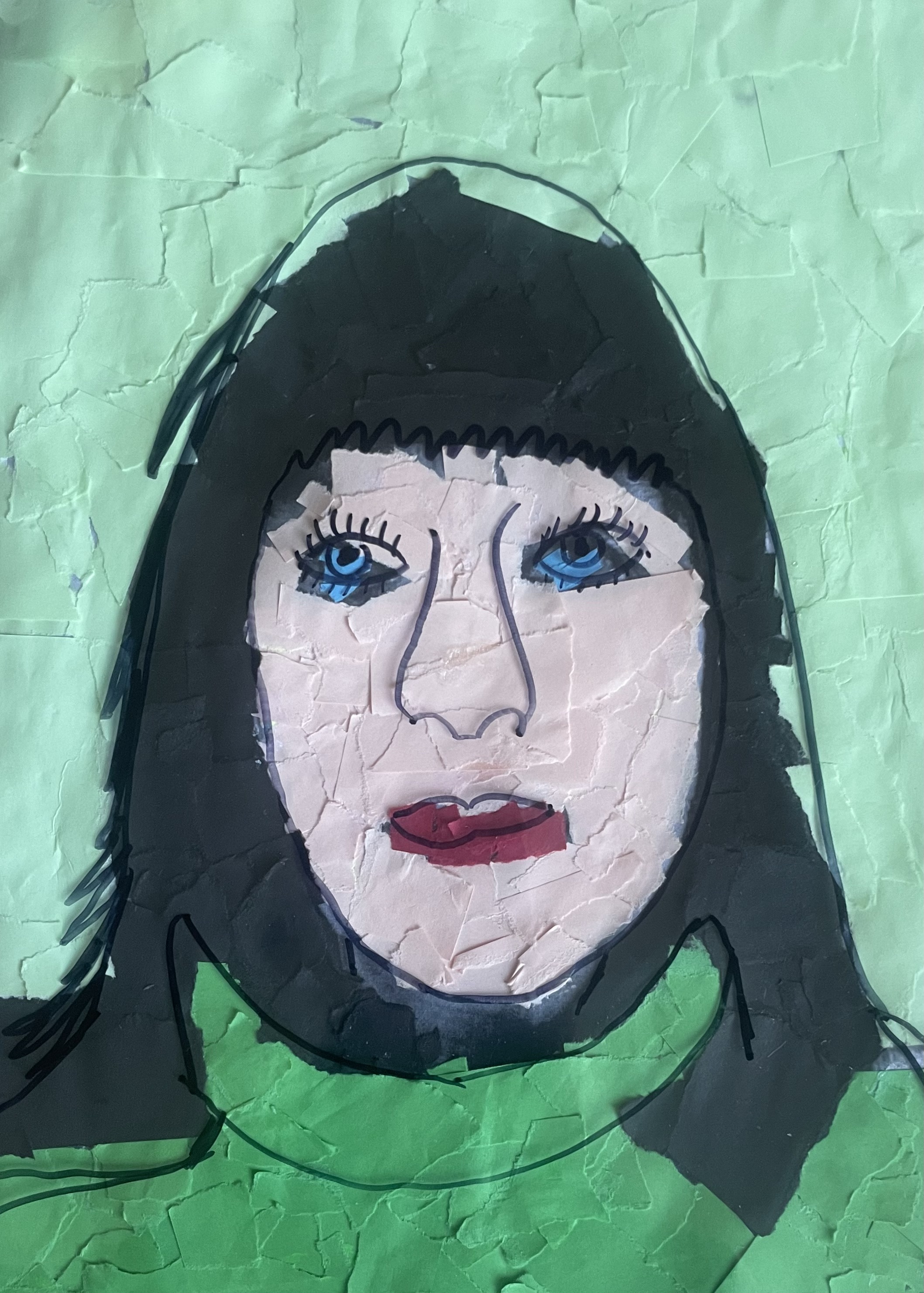 Zu sehen ist ein buntes Portrait der Lehrkraft, Frau Roßmann. Das Gesicht und der Hintergrund sind aus farbigen Papierschnipseln zusammengesetzt - Collagentechnik. Darüber liegt eine durchsichtige Folie mit gezeichneten schwarzen Linien, die die Gesichtskonturen betonen.