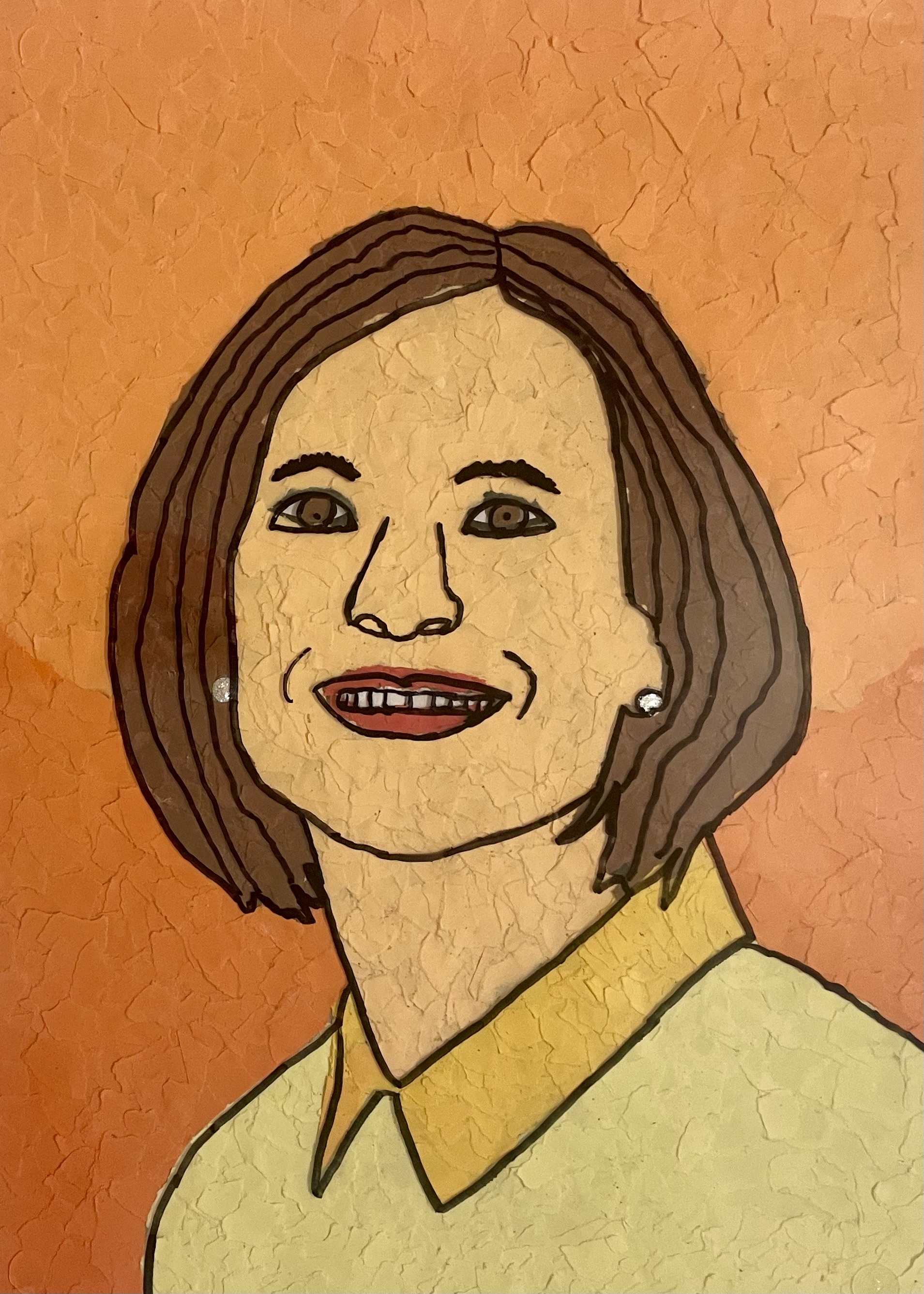 Zu sehen ist ein buntes Portrait der Lehrkraft, Frau Zaufke. Das Gesicht und der Hintergrund sind aus farbigen Papierschnipseln zusammengesetzt - Collagentechnik. Darüber liegt eine durchsichtige Folie mit gezeichneten schwarzen Linien, die die Gesichtskonturen betonen.